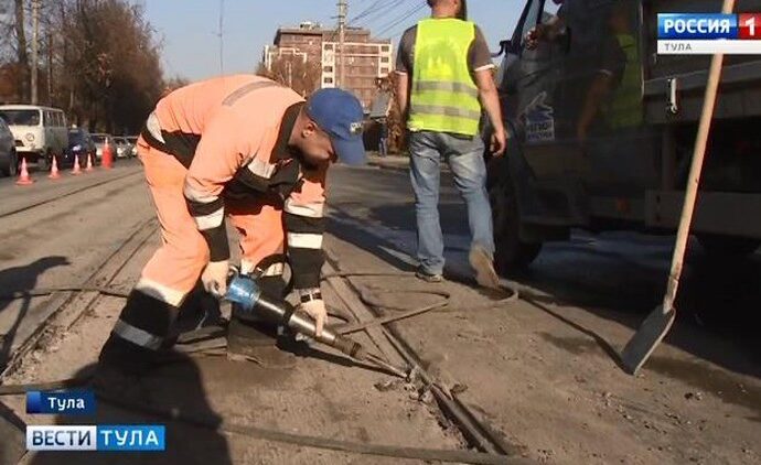 На Руднева в Туле ремонтируют свежее асфальтовое покрытие
