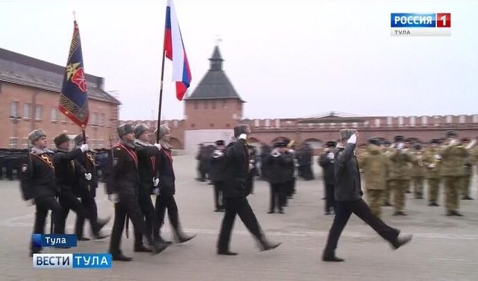 500 полицейских прошли маршем в Тульском кремле