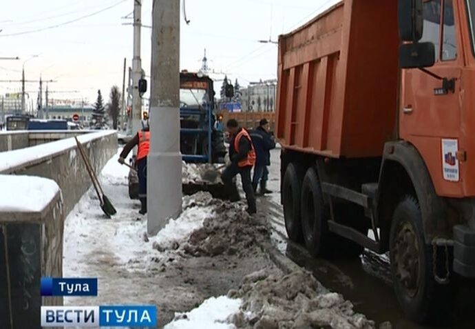 Спецтехника всю ночь убирала улицы Тулы