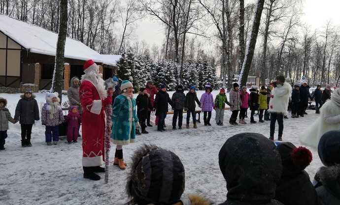 Дед Мороз угостил сладостями юных гостей Комсомольского парка