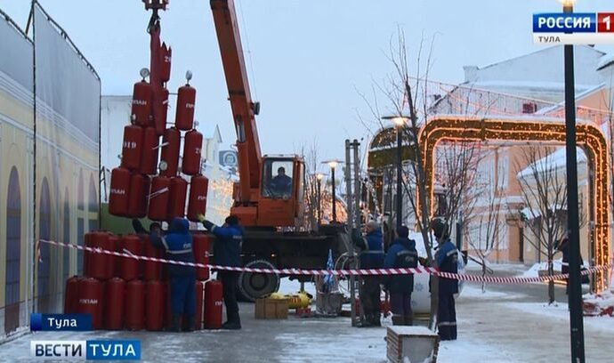 Зачем в Туле сделали ёлку из газовых баллонов?