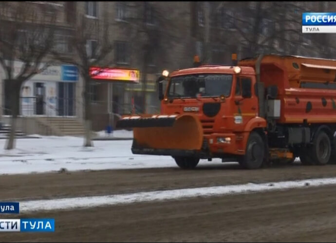 Десятки тонн реагентов высыпали на улицы Тулы
