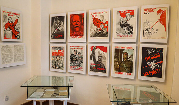 В Крапивенском музее открылась выставка советских плакатов