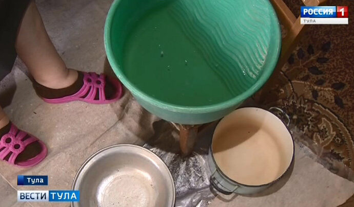 Жителям тульской хрущёвки приходится жить с протекающей крышей