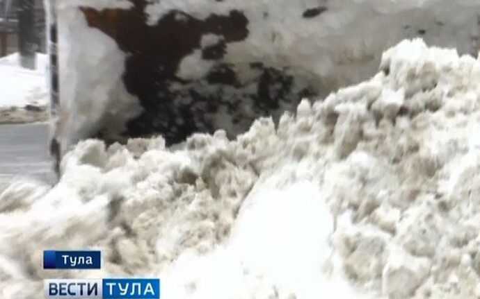 Тульские парковки убирает диковинная техника