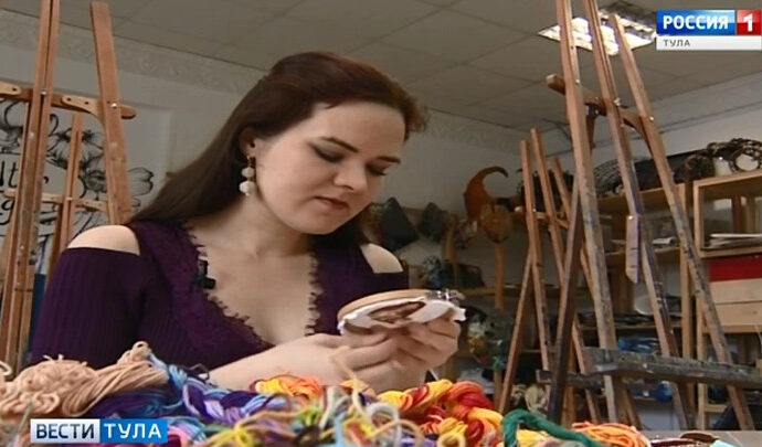 «Мона Лиза» гладью. Тульская мастерица делает необычные броши с портретами знаменитостей