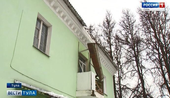 Медвежья услуга: тулякам счистили наледь вместе с шифером