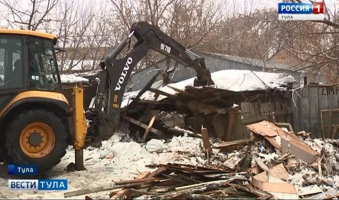 Из дворов на улице Пирогова в Туле вывезли хлам