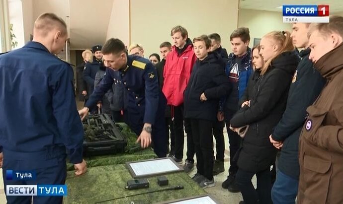 В 106-й дивизии ВДВ тульским школьникам впервые дали в руки оружие