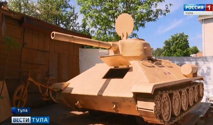 Корреспондент тульских «Вестей» побывала внутри деревянного танка