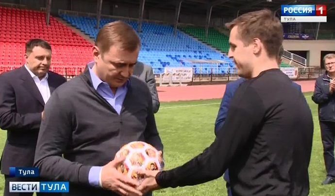 Футболисты  «Арсенала» подарили Алексею Дюмину мяч с автографами