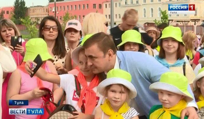 Алексей Дюмин повеселился вместе со школьниками в честь начала каникул