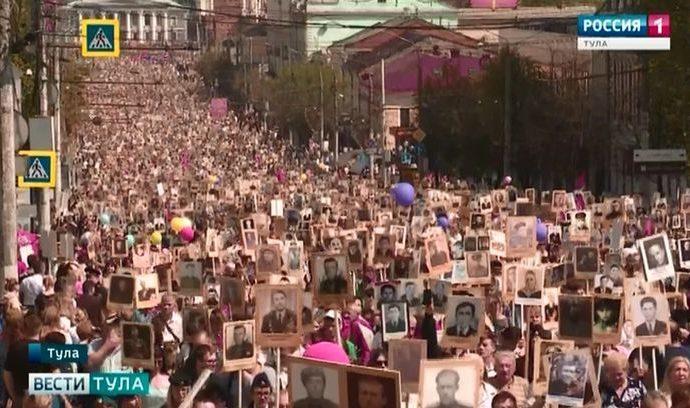 Улицы Тулы заполнили участники шествия “Бессмертный полк”