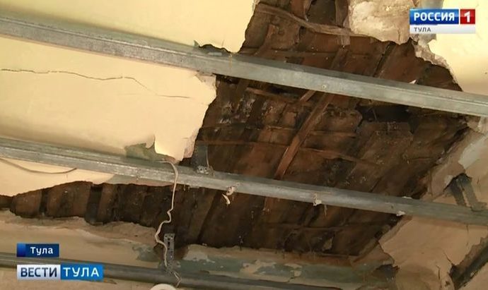 В доме на Первомайской обвалился потолок