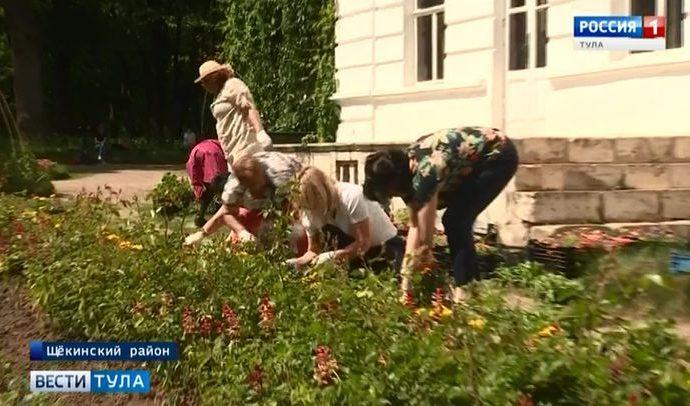 Депутаты Тульской облдумы украсили собственноручно выращенными цветами «Ясную Поляну»