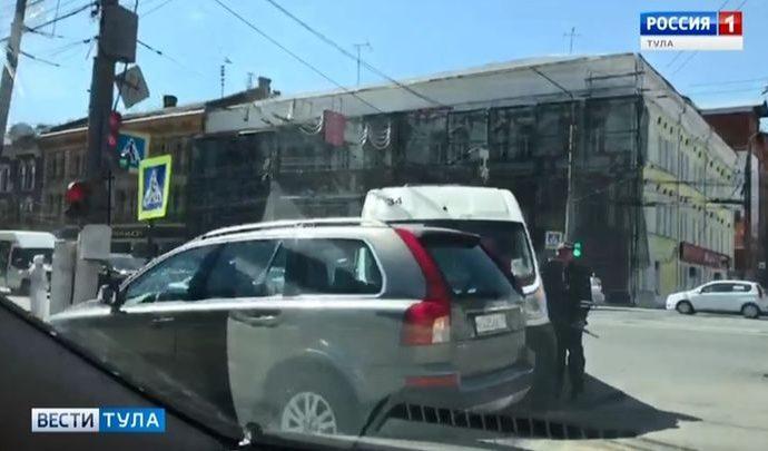 В центре Тулы столкнулись внедорожник и маршрутка В центре Тулы столкнулись внедорожник и маршрутка