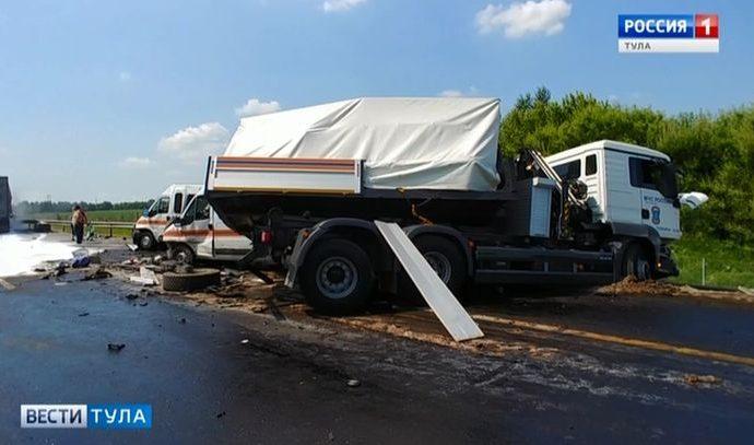 Грузовик влетел в колонну МЧС. Названа возможная причина ДТП