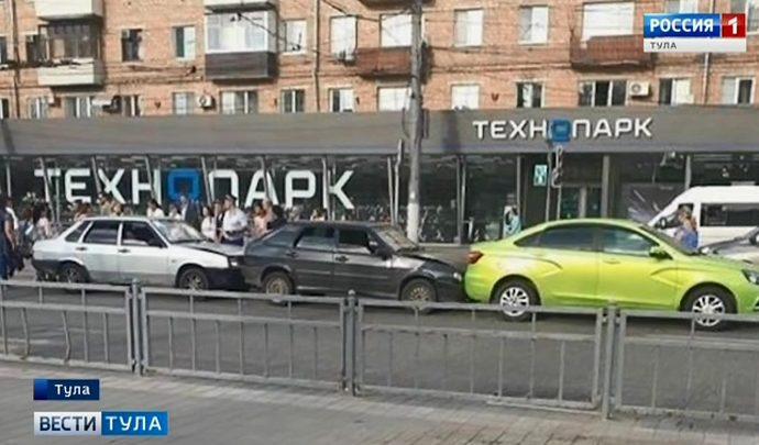 Трамвайная остановка в Туле  спровоцировала несколько ДТП