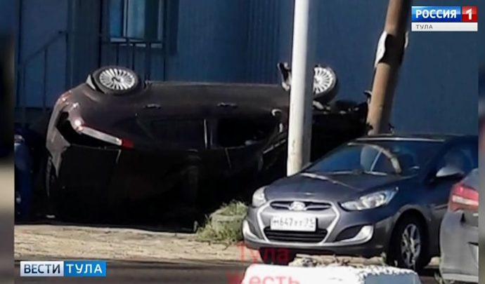 В Туле столкнулись микроавтобус и легковушка