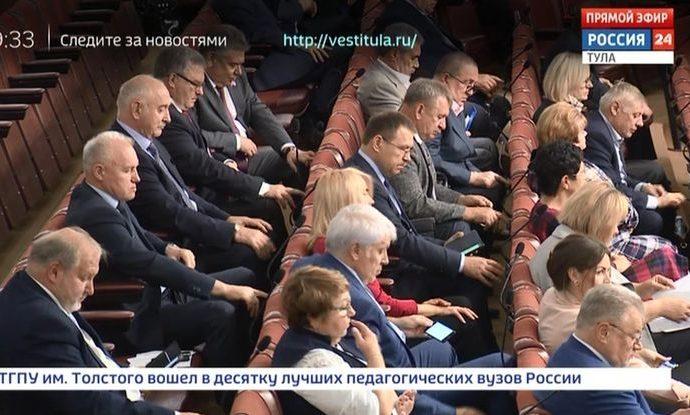 Алексей Дюмин напомнил областным депутатам, что победители пишут историю