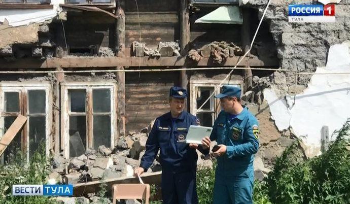 В Товарковском обрушилась часть фасада двухэтажного жилого дома