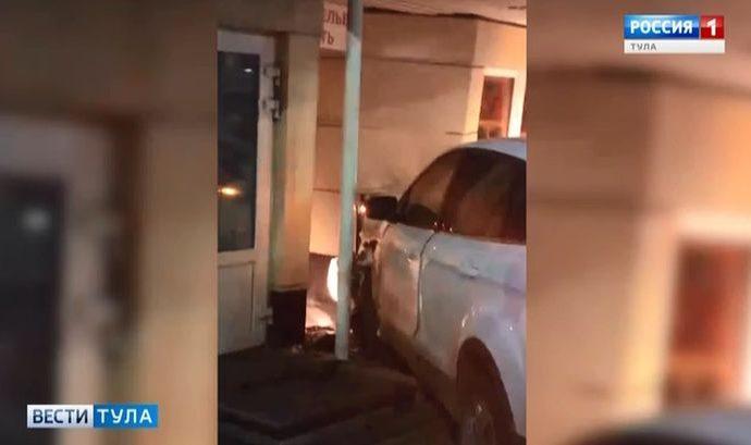 В Туле автомобиль под управлением лихача вынесло на тротуар