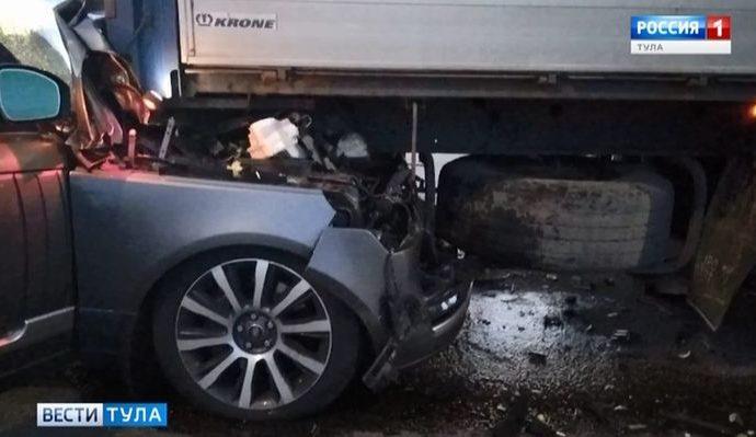 На трассе «Дон» внедорожник въехал под полуприцеп