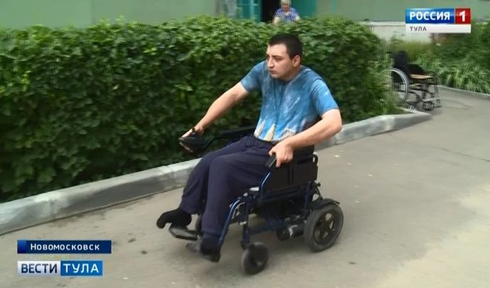 ОНФ помог жителю Новомосковска добиться современной инвалидной коляски