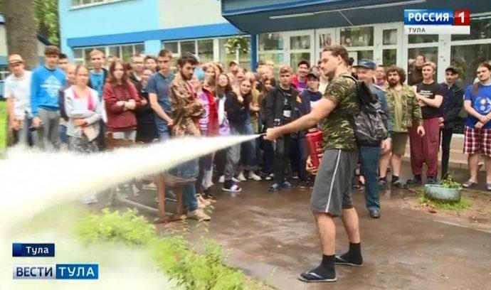 Пожарный инспектор напомнил ребятам в лагере, что делать с огнетушителем