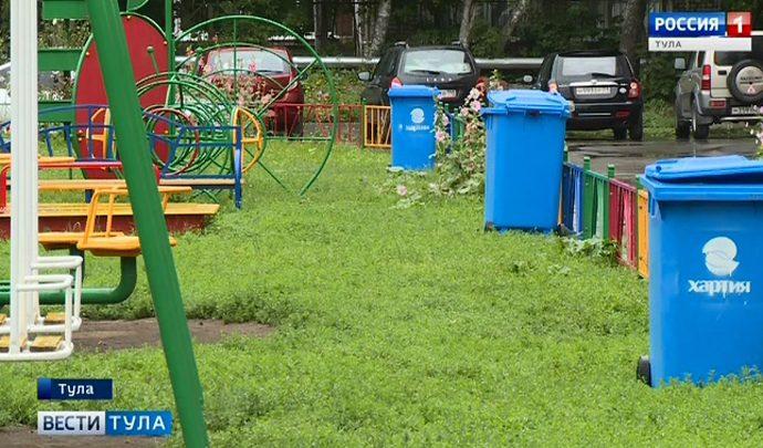 В тульском Мяснове на детский площадке установили мусорные баки