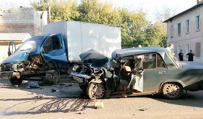 В Донском ВАЗ, выехавший на «встречку»,  врезался в ГАЗель