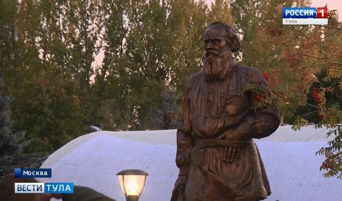 В яблоневом саду МГИМО появился памятник Толстому