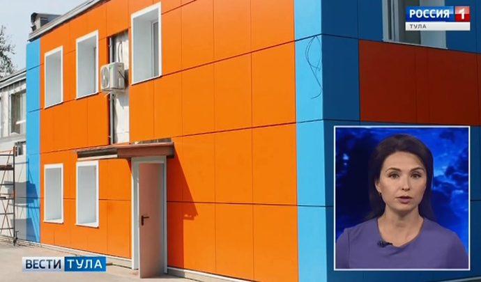 В Болохове завершают облицовку спортивного долгостроя