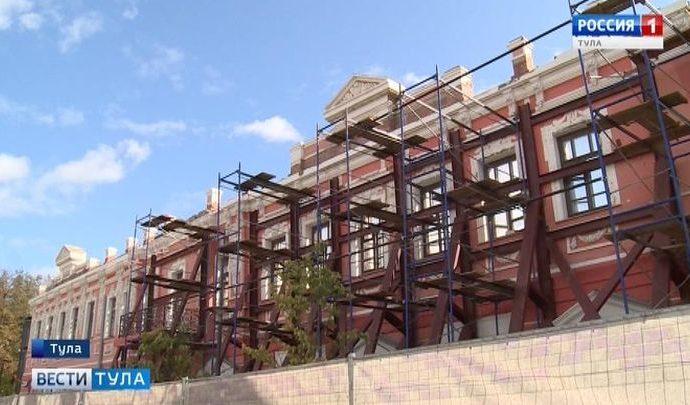 Улица Металлистов в Туле обросла строительными лесами