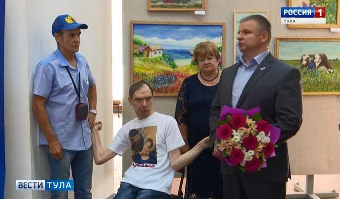 В Туле открылась выставка работ художника, рисующего левой ногой