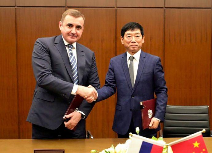 Губернатор Тульской области Алексей Дюмин и председатель совета директоров автоконцерна Great Wall Вэй Цзяньцзюнь