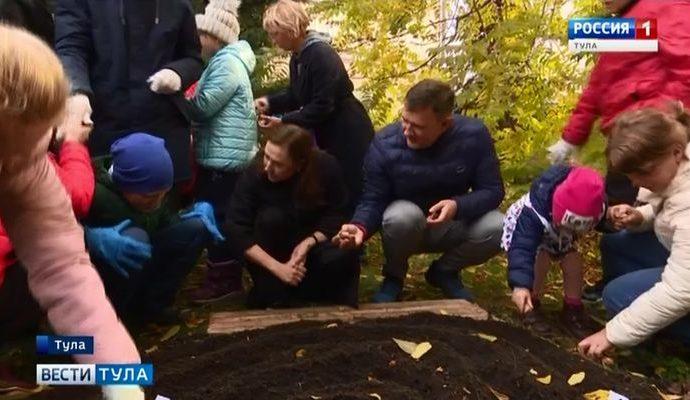 Дети и депутаты создали в Туле «Цветочное сердце весны»