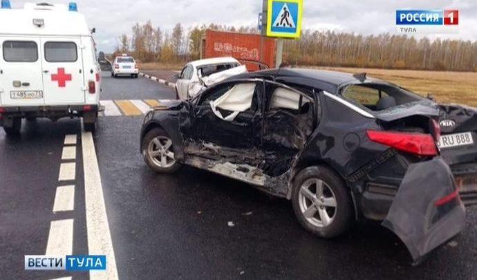 На трассе М4 легковушка врезалась в остановку, есть пострадавшие