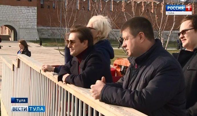 Сергей Безруков прогулялся по Тульской набережной