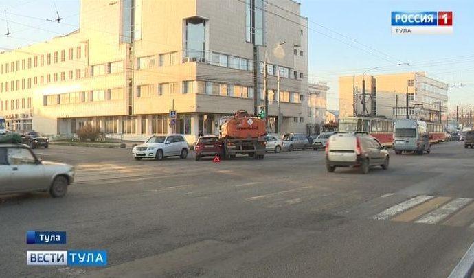 В Туле иномарка и бензовоз не поделили дорогу при повороте с Советской на Староникитскую