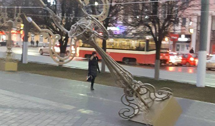 В центре Тулы вандалы повалили новогодние светильники