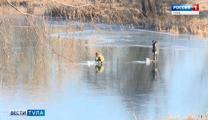 Любители зимней рыбалки опробовали первый опасный лёд