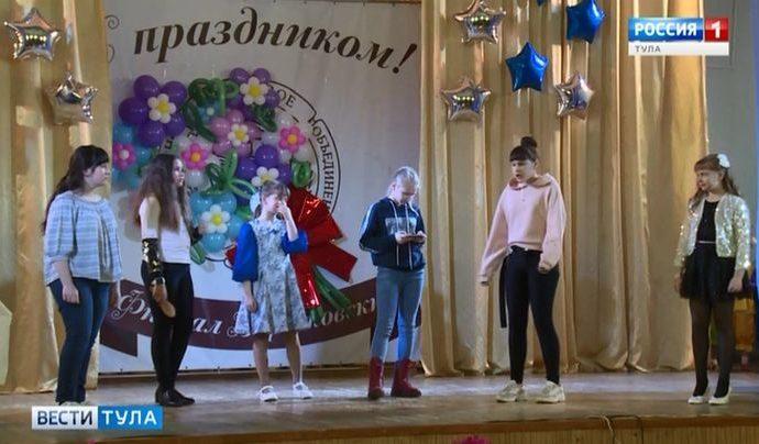 Концерт ко Дню матери показали в ДК посёлка Барсуки трудные подростки