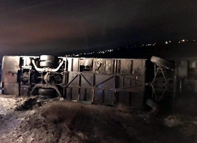 За сутки до Нового года под Тулой перевернулся пассажирский автобус ДТП с пассажирским автобусом в Тульской области 30 декабря 2019 года