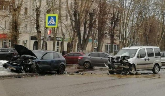 В ДТП в Туле машина вылетела на тротуар В ДТП в Туле машина вылетела на тротуар