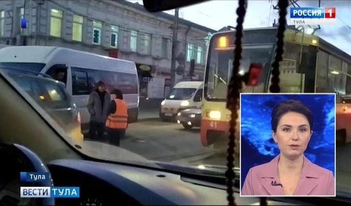 В Туле на трамвайных путях столкнулись маршрутка и внедорожник