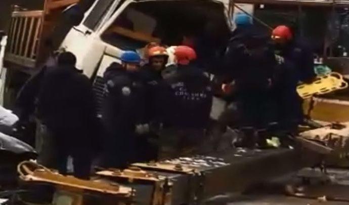 В Туле стрела автокрана раздавила кабину грузовика В Туле стрела автокрана раздавила кабину грузовика