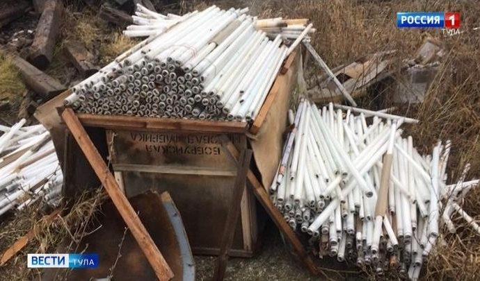 В заброшенном коровнике недалеко от Новомосковска обнаружены токсичные отходы