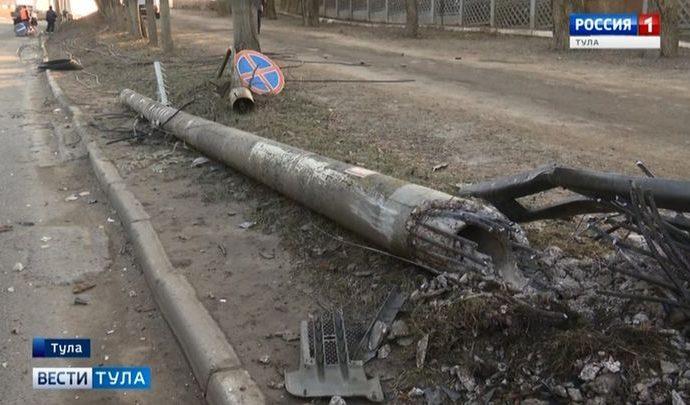 На выезде из Тулы собралась пробка из-за сбитого столба
