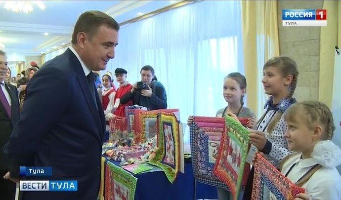 Алексей Дюмин посетил традиционную благотворительную выставку